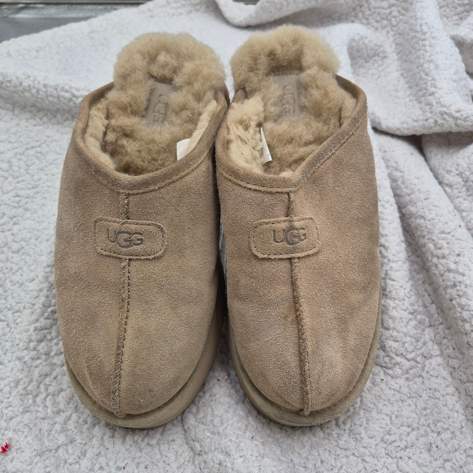 Ugg Disquette Slippers In A Beige Suede Sheepskin Lining Womens Size 8